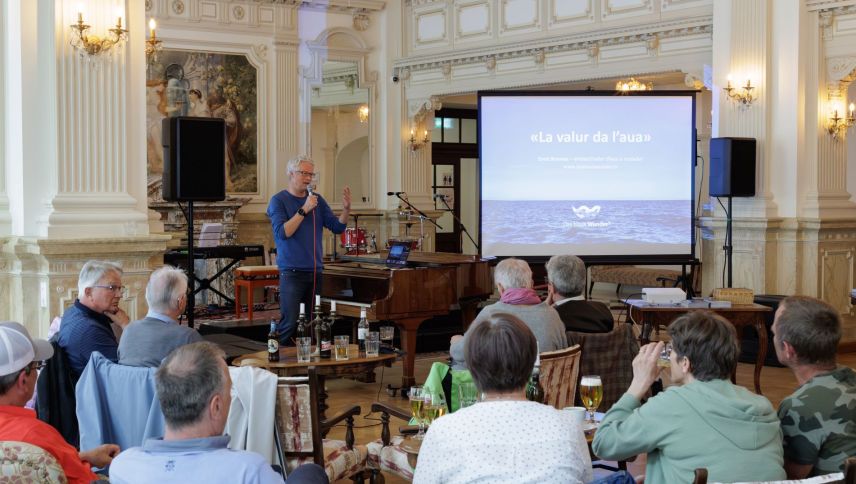 Ernst Bromeis in occasiun da Viva la Musica per la Büvetta a Nairs (fotografia: Dominik Täuber). 