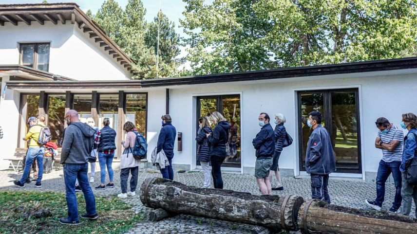Wer sich ohne Voranmeldung impfen lassen will, braucht Geduld. Wie hier am Dienstagmittag beim Impf- und Testzentrum in St. Moritz
Foto: Denise Kley