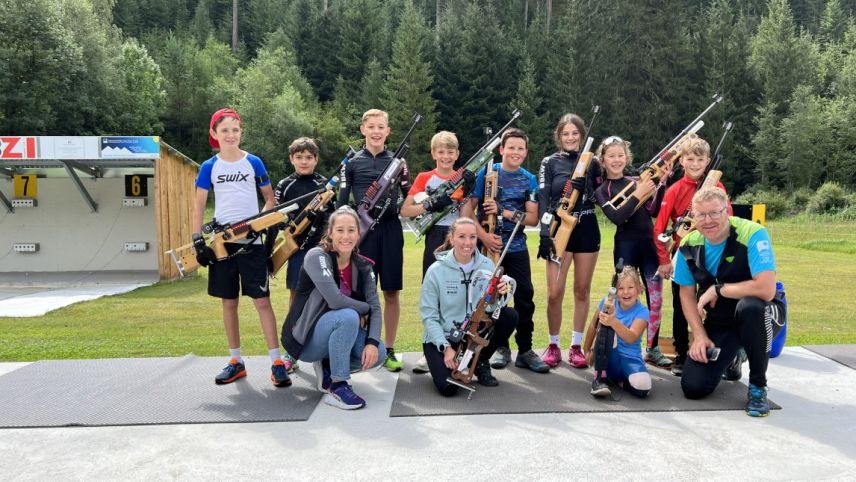 Selina Gasparin hat den Biathlon-Nachwuchs in Sclamischot besucht. Die Athleten werden von Laura Caduff und Mario Denoth betreut (Foto: z. Vfg).