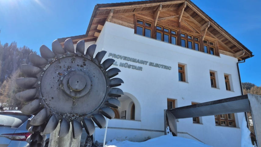 Il PEM – l’impraisa d’energia in possess dal Cumün da Val Müstair – voul investir in ün proget da renovaziun e d’ingrodimaint cumplessiv cun investiziuns da 12,31 milliuns francs (fotografia: mad).