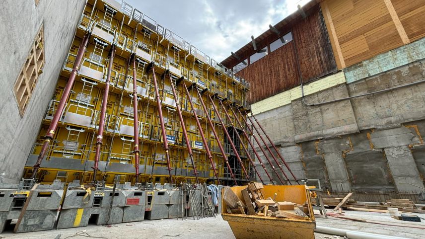 Las intevladüras gigantescas cun ün’otezza da var dudesch meters per pudair culer il betun (fotografia: Martin Camichel).