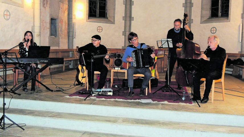 Il quintet Amüset in plaina acziun in baselgia a Scuol (fotografia: Benedict Stecher/FMR).