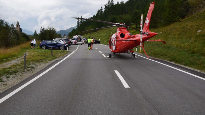 Der Motorradfahrer wurde mit der Rega abtransportiert. Foto: Kantonspolizei Graubünden