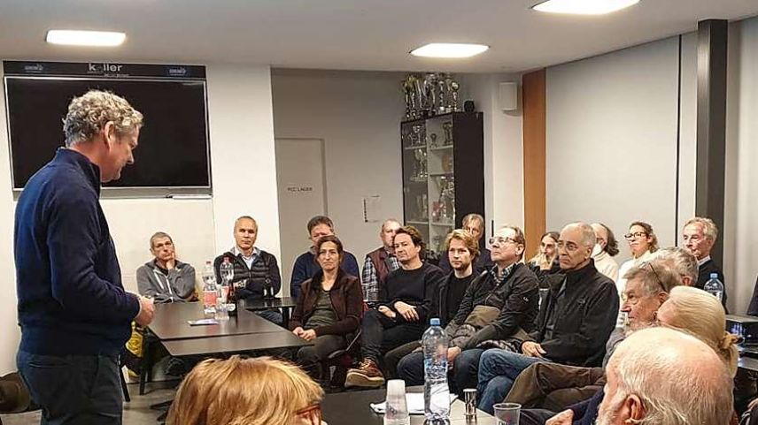 Peter Fanconi (links) während seinen Ausführungen in Celerina. Foto: z.Vfg.