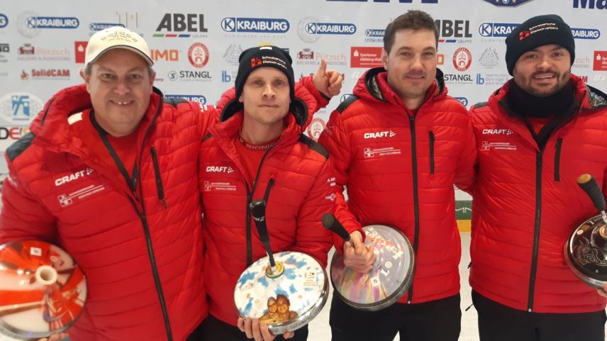 Die Schweizer Nationalmannschaft mit Jürg Brun (von links), Martin Casper, Claudio Mathieu und Christian Martin, gewinnt die Bronze-Medaille an der Eisstock-EM in Waldkraiburg (Foto: Pierre Morel). 