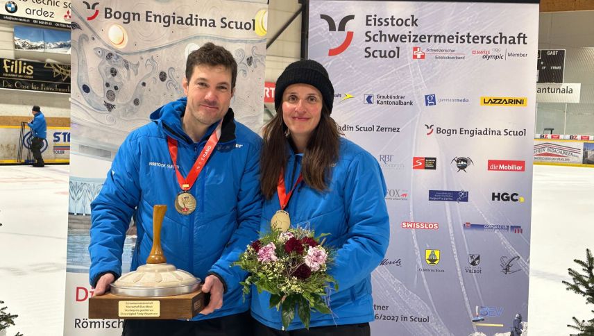 Claudio Mathieu und Marina Bott gewinnen die Eisstock Schweizermeisterschaft in Scuol (Foto: Nicolo Bass