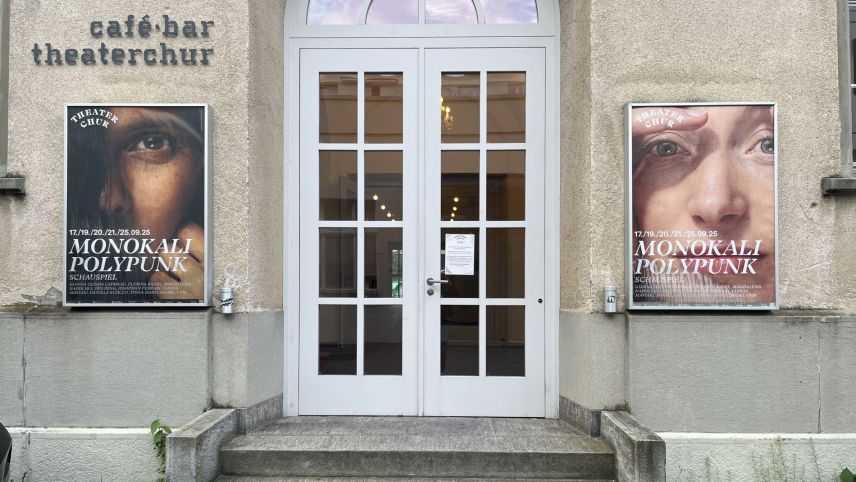 Ils placats cullas duos auturas pro ün’entrada al Teater Cuira: Gianna Olinda Cadonau (a schnestra) e Flurina Badel (a dretta) han scrit insembel il toc «Monokali Polypunk» chi ha premiera in marcurdi (fotografia: David Truttmann).