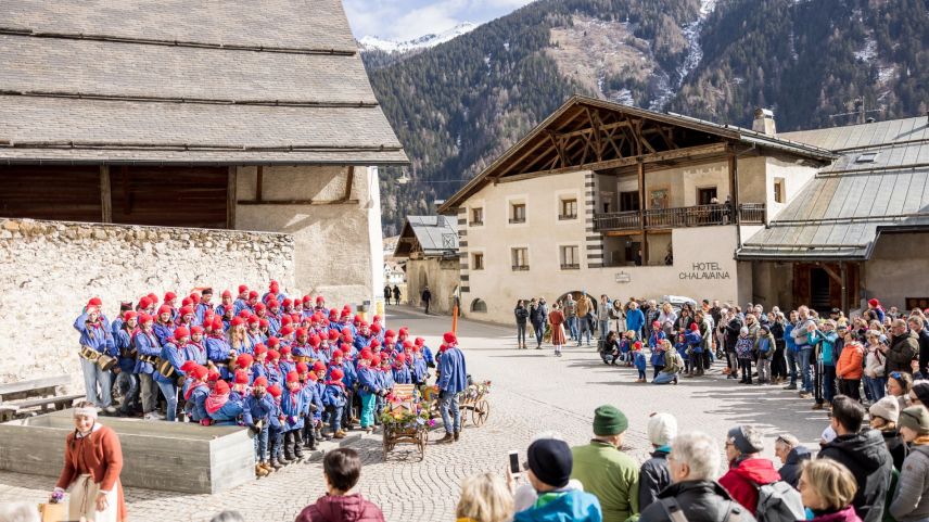 Il punct culminant dal Chalandamarz in Val Müstair es a Müstair. fotografia: Dominik Täuber