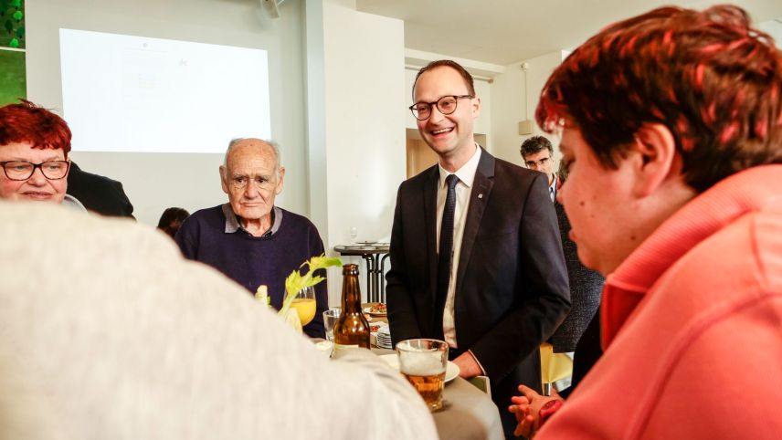 Der Puschlaver Reto Crameri im Gespräch mit Puschlaver Klienten im Movimento Samedan. Foto: Jon Duschletta