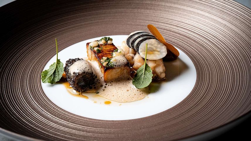 In der Küche ist Viki Geunes ein Perfektionist, der seine Gerichte laufend weiterentwickelt. Foto: z. Vfg