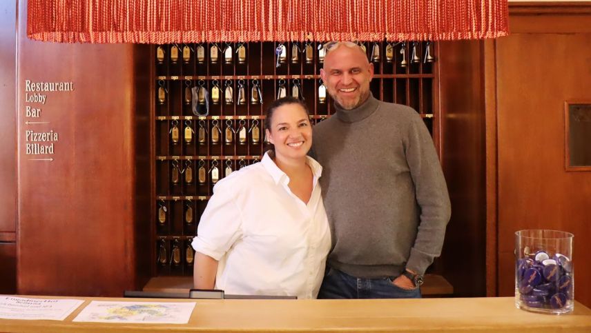 Ils nouvs osps da l’Engadinerhof a Puntraschigna daspö l’an passo: Nina Lang Esche e sieu hom Pascal Esche illa recepziun (fotografia: Martin Camichel).