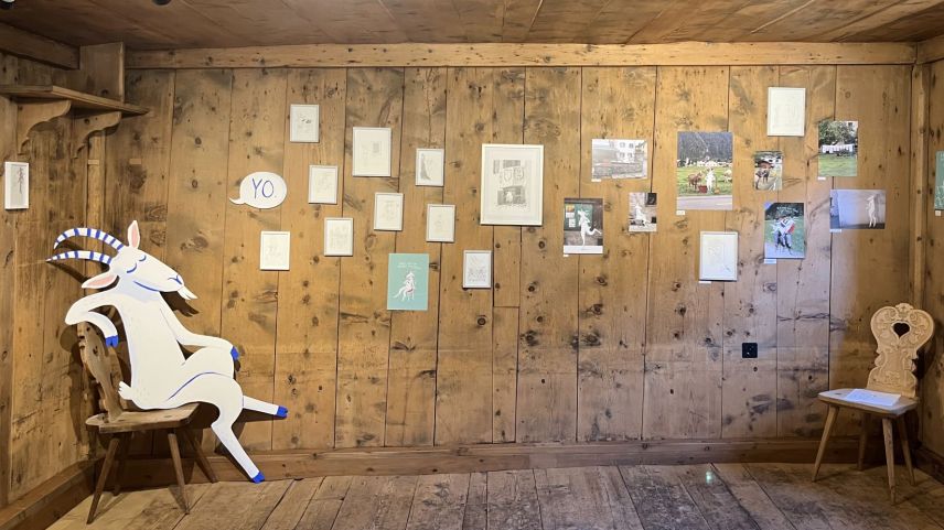 Tschinch illustraturas ed illustraturs engiadinais expuonan amo quist’eivna in Chasa Jaura, suot il titel «Illustraziun sco fuorma artistica»: Jon Bischoff, Lea Meyer, Madlaina Janett, Paulin Nuotclà e Pia Valär (fotografia: David Truttmann).