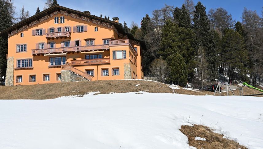 Auf der grösseren der beiden Parzellen, die der Stiftung Pro Juventute 1963 vermacht worden sind, steht die Chesa Spuondas. Diese wird von der Stiftung als Hotel betrieben. Foto: Reto Stifel