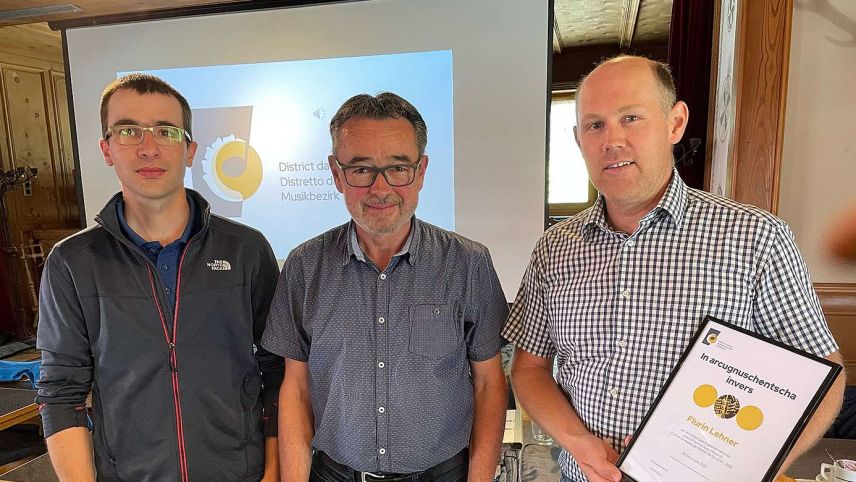 Da schnestra: Curdin Caviezel, Jachen Kienz e Flurin Lehner a chaschun da la delegiada a Zernez. fotografia: Andy Kollegger