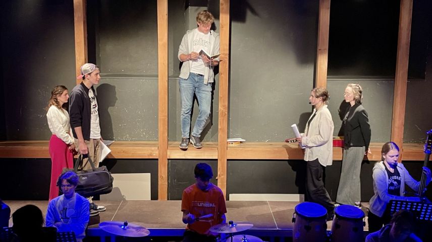 Die Schülerinnen und Schüler des Lyceum Alpinum Zuoz überzeugen im Stück "New World". Foto: Fadrina Hofmann