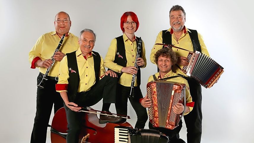 Jon Fadri Tönett (da schnestra), Jon Duri Vital, Waltraud Strimer, Otto Filli ed Andrea Marugg sunan daspö 25 ons  insembel (fotografia: mad).