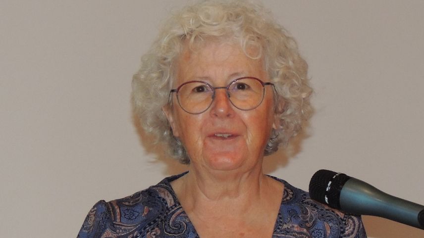 Susanna Oppliger ha referi illa Chasa Fliana a Lavin davart la relaziun tanter giuven e vegl (fotografia: Benedict Stecher).