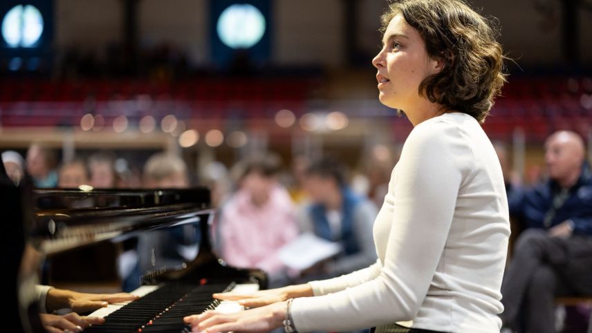 Cinzia Regensburger spielt das Piano-Solo. Foto: Dominik Täuber