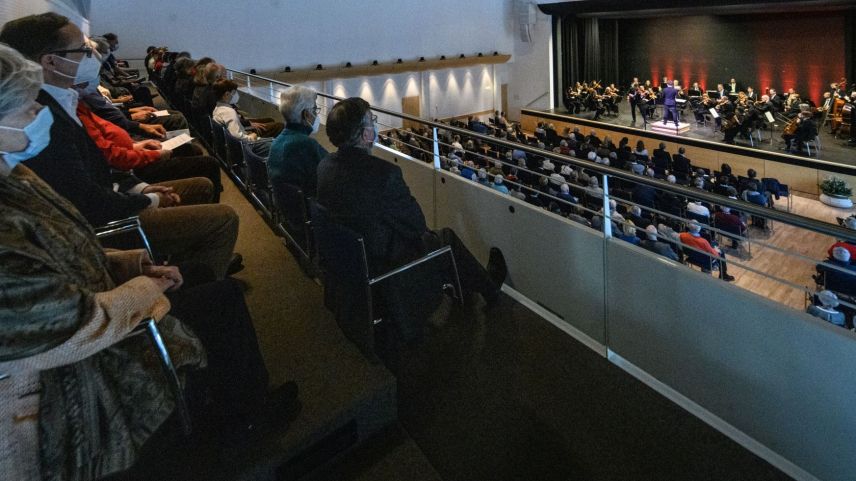 Blick von der Empore des grossen Konzertsaals im Rondo auf die Bühne, wo Joshua Weilerstein das Sinfonieorchester dirigiert. Foto: fotoswiss.com/Cattaneo
