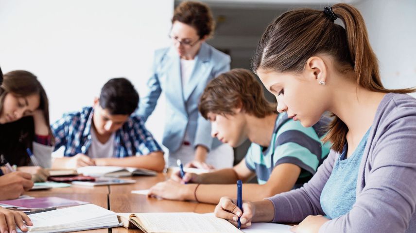 Lernende werden von der Lehrperson im Avanti-Kurs auf die Prüfung vorbereitet.	Foto: Shutterstock.com/Yan Lev)