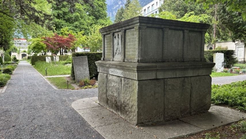 Das nationalsozialistische Denkmal auf dem Friedhof Daleu in Chur sorgte einst für Schlagzeilen. Foto: Jan Schlatter