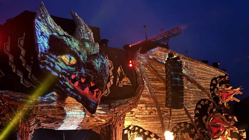 Il Burning Mountain Festival a Zernez ha darcheu attrat a var 6000 persunas da gövgia fin dumengia passada cun ­installaziuns artisticas, musica e fö (fotografia: Martin Camichel).