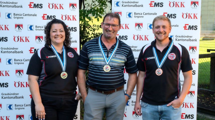 Elmar Fallet (Mitte) gewinnt mit der Pistole über 50 m vor Sybill Tscharner und Roman Clavadetscher. Foto: z. Vfg