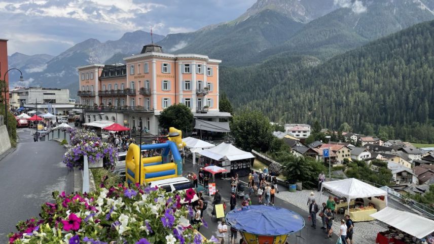 Davo duos ons pandemia es la Festa sül Stradun a Scuol darcheu statta bain visitada (fotografia: Reto Stifel).
