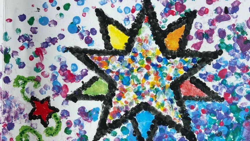 Il mez d’instrucziun pella scoula populara rumantscha Mediomatix es  disponibel in tuot ils tschinch idioms. La fotografia muossa ün quadern surmiran (fotografia: Mez d’instrucziun Grischun).