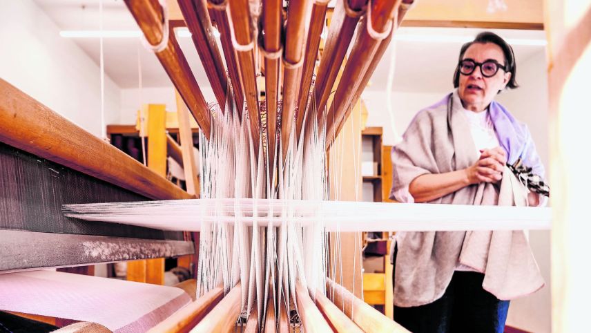 Geschäftsführerin Maya Repele führt die EP/PL durch die Tessanda in Sta. Maria in der Val Müstair. Foto: Jon Duschletta