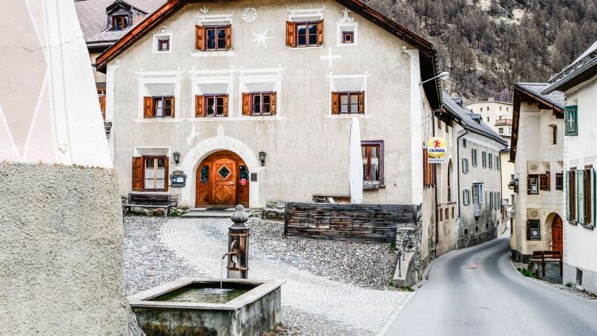 Das Hotel Crusch Alba in Lavin hat eine lange, bewegte Geschichte hinter sich und soll nun in einem zweiten Versuch aus dem Dornröschenschlaf geweckt werden. Archivfoto: Jon Duschletta