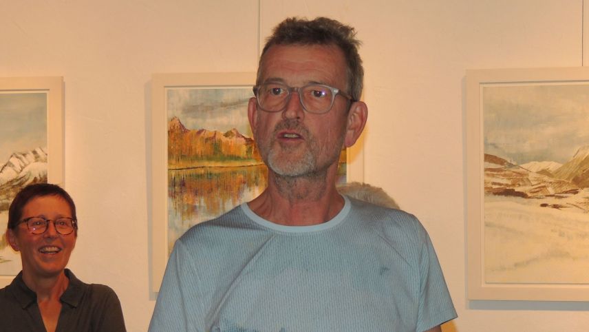 L’artist inglais Peter Brimelow expuona 25 purtrets illa Grotta da cultura a Sent chi muossan la cuntrada muntagnarda in Engiadina Bassa fotografia: Benedict Stecher).