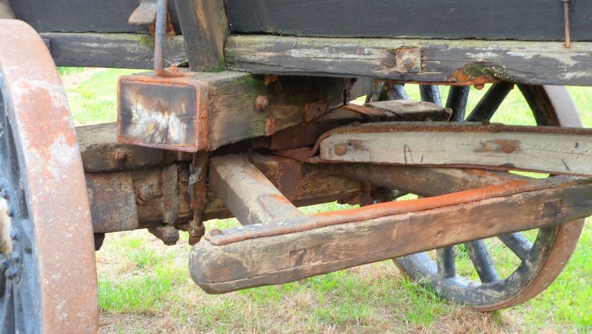 Der lange Weg vom Drehschemel eines Pferdewagens bis hin zur modernen elektronischen Lenkung war von einigen Entwicklungsunterbrechungen geprägt. Fotos: Wikipedia/Mehlauge