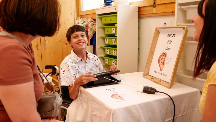 Impreschiuns da l’exposiziun d’art illa Scoula pedagogia curativa a Susch. Quia Samyr in plain'acziun. fotografia: Jon Duschletta