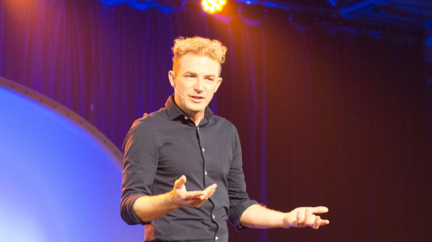 Michael Elsener setzt sich in seinem Programm «Alles wird gut» mit der Schweizer Politlandschaft auseinander. Foto: Reto Stifel