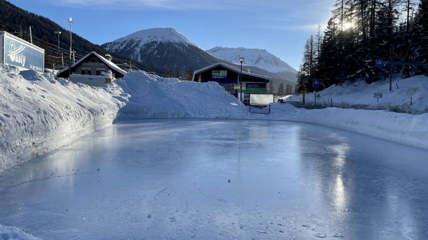 Der Eisplatz von Cinuos-chel wird seit 30 Jahren rpivat hergestellt. Foto: Fadrina Hofmann