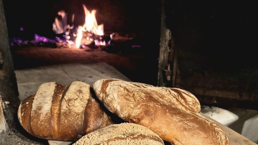 In Lavin gibt es zwei Mal pro Woche Brot aus dem traditionellen Backhäuschen. Foto: Arthur Thoma