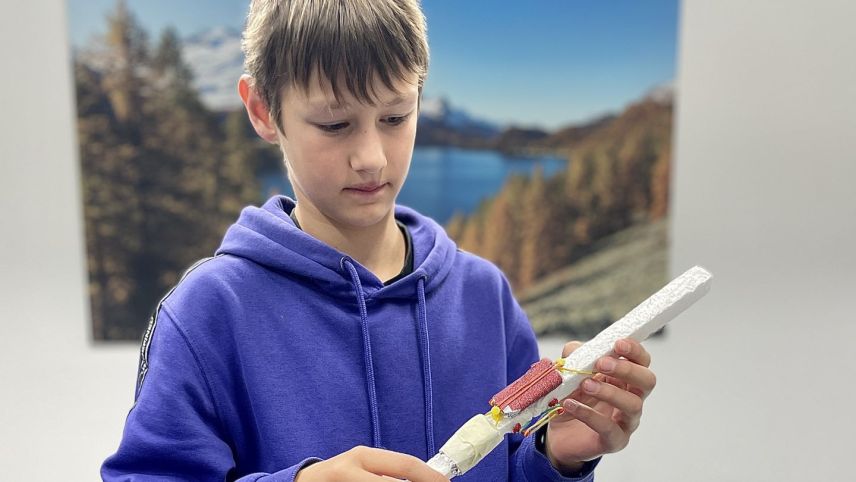 Diego hat ein Kniemodell gebastelt.  Foto: Fadrina Hofmann