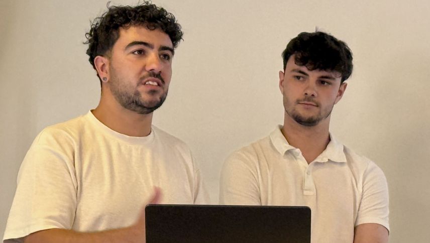 Die jungen Männer möchten auch in Zukunft ihre Erfahrungen teilen, die sie als Kinder portugiesischer Herkunft in der Schweiz gemacht haben. Foto: Fadrina Hofmann