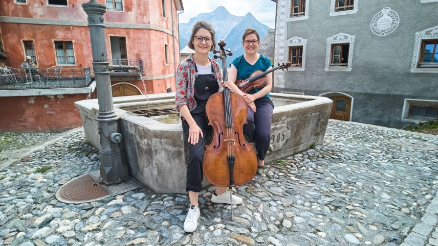 Las sours Cristina (a schnestra) e Madlaina Janett dals Fränzlis quintan dal lavuratori dals Fränzlis a Tschlin (fotografia: Michael Steiner).