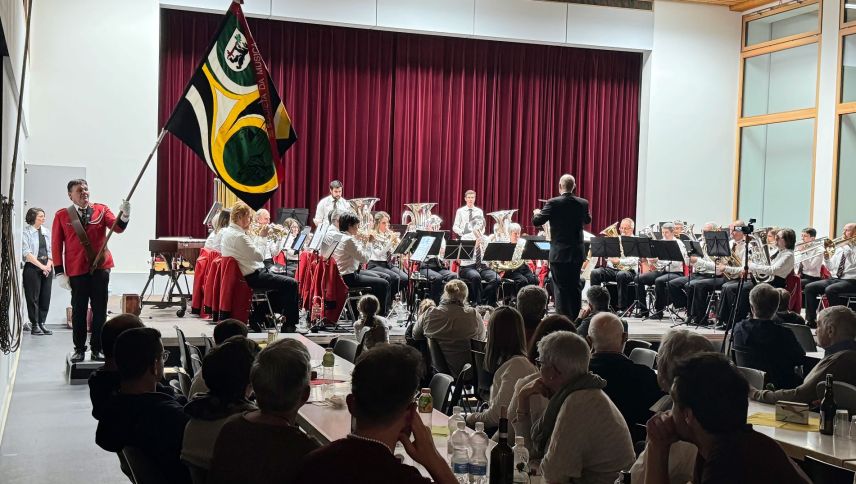 La Società da musica Zernez ha preschantà ün bel concert cun musica per tuot ils gusts (fotografia: Nicolo Bass).