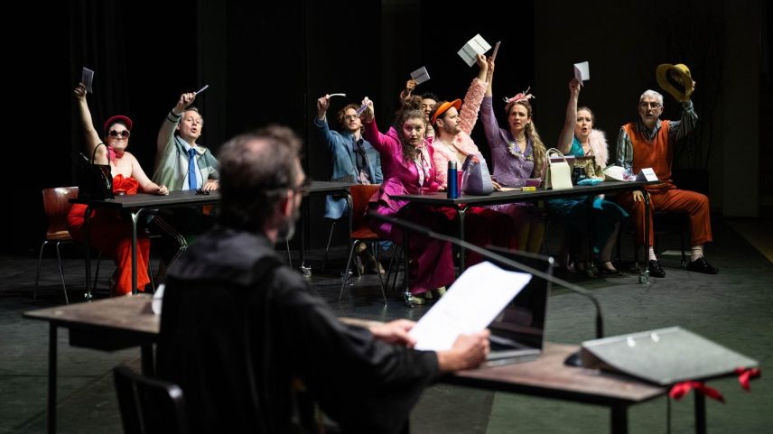 Eine der turbulenten Gerichtsszenen aus dem Stück «Il tribunel» von Manfred Ferrari und Robert Grossmann mit dem von Lorenzo Polin gespielten Gerichtspräsidenten im Vordergrund. Fotos: Mayk Wendt