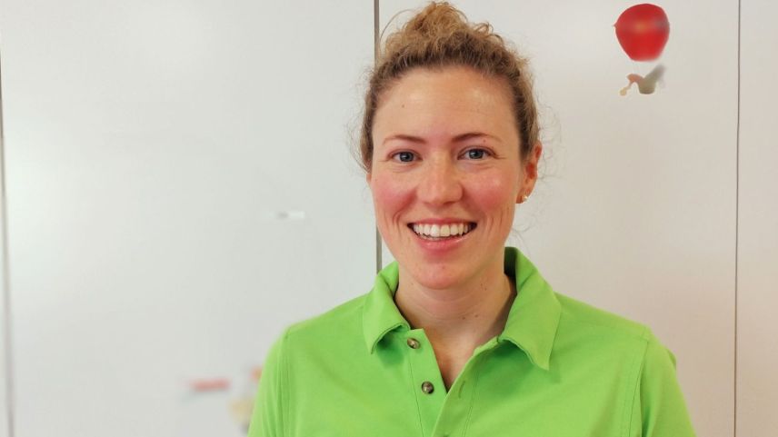 Loredana Tschenett, 29 ans, creschida sü a Schlarigna, es güsta a fin cun sieu stüdi da master in fisioterapia cun focus sün neurologia (fotografia: Olivia Portmann-Mosca)