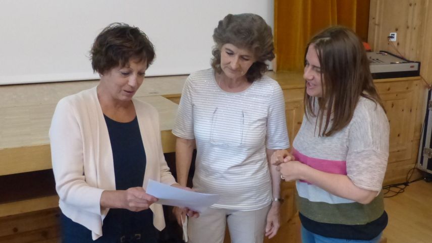 Verena Erni, Donna Minar e Martina Hänzi (da schnestra) observan il svilup da las commembras e commembers (fotografia: Flurin Andry).