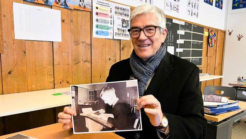 Il cusglier guvernativ Jon Domenic Parolini es tuornà illa stanza da scoula, ingio ch’el ha passantà avant 60 ons seis prüm di da scoula (fotografia: Departamaint d’educaziun Grischun).