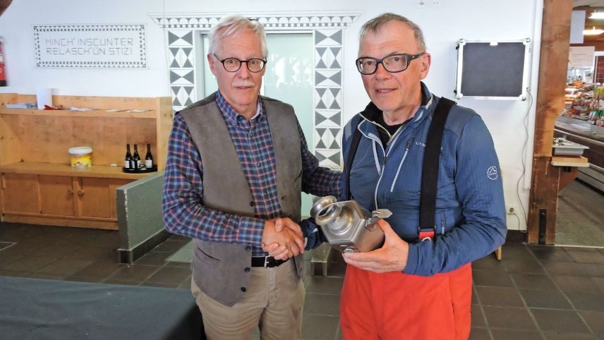 Il president dals Veterans Motta Naluns, Daniel Bulfoni (a schnestra), ha surdat la chanta ambulanta a Robert Hüberli da Scuol (fotografia: Emil Fried).