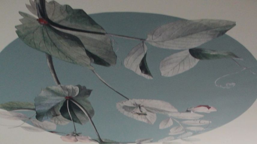 Die Decken der Gästezimmer im Hotel Maistra 160 sind mit verschiedenen Blumen ausgemalt. Als Vorlage dienten florale Bilder von Johannes Stauffacher. Foto: Stefanie Wick Widmer