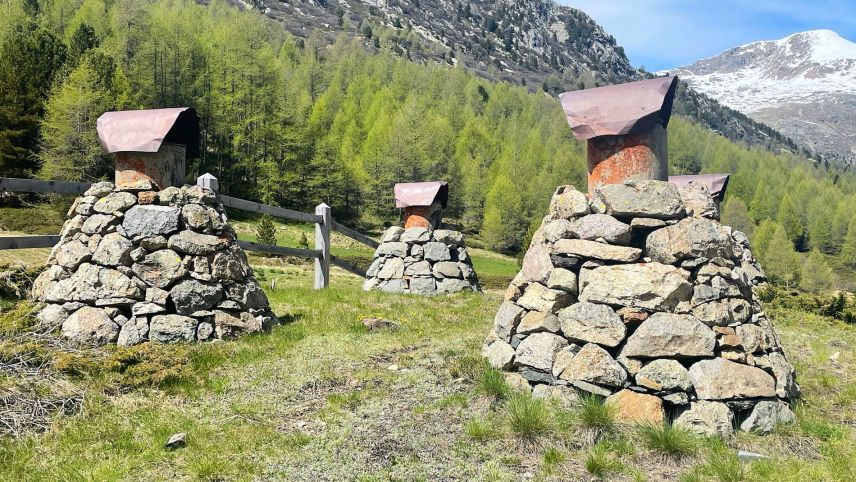 Welchen Zweck erfüllen diese Kamine auf einem Gebäude bei der RhB-Haltestelle Bernina Suot?  Die Auflösung folgt.			Foto: Reto Stifel