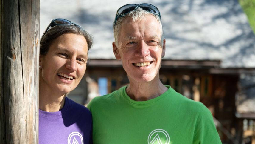 Nicole und Artur Naue sun daspö 2022 osps da la Chamanna Cluozza e vöglian manar quella uschè persistent pussibel.