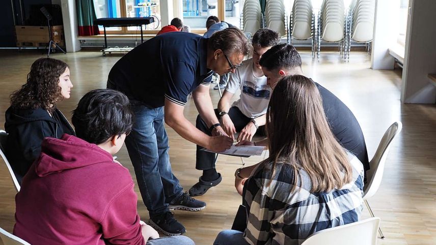 Andrea Gutgsell erklärt den Schülerinnen und Schülern einen Zahlungsbefehl. Foto: Nicolas Binkert